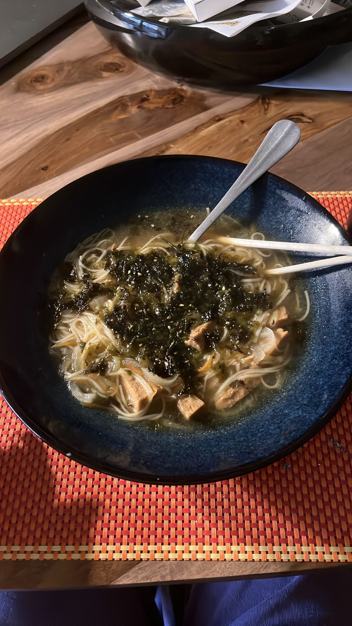 sopa de fideos con pollo y algas