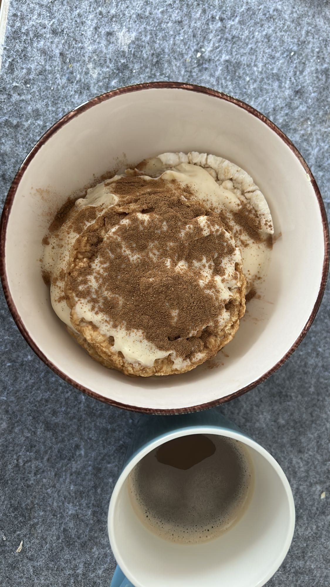 Tortitas con canela y café