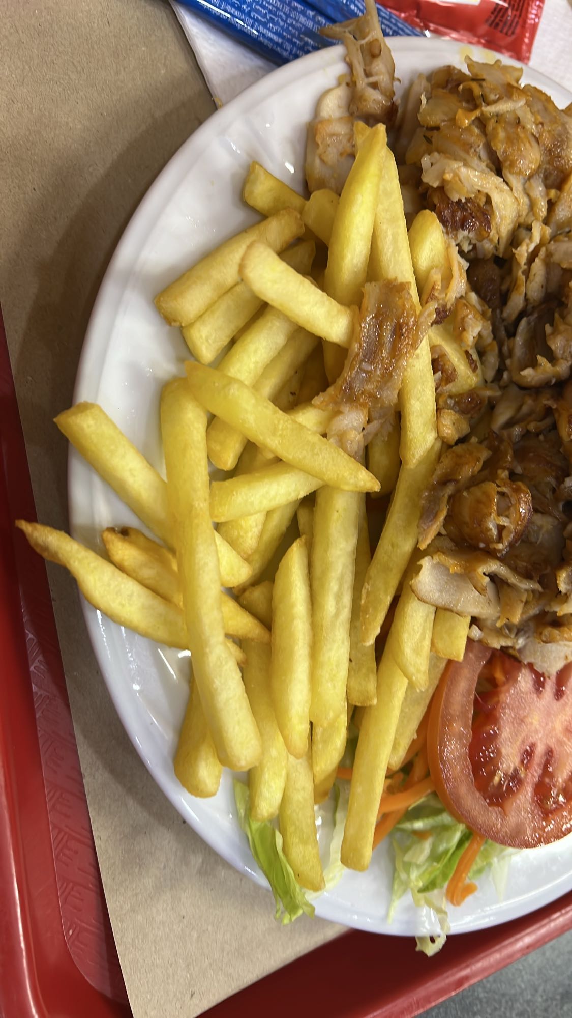 Plato de kebab con papas