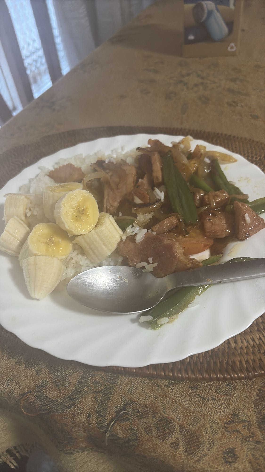 Arroz con carne y plátano