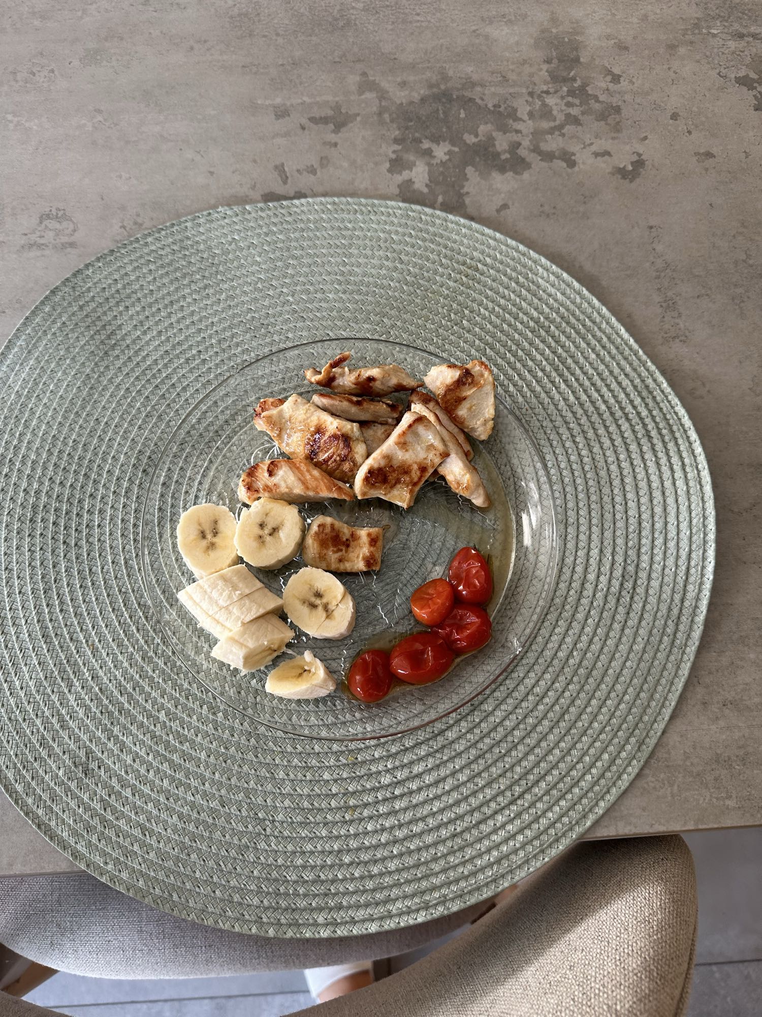 Pollo, plátano y tomate