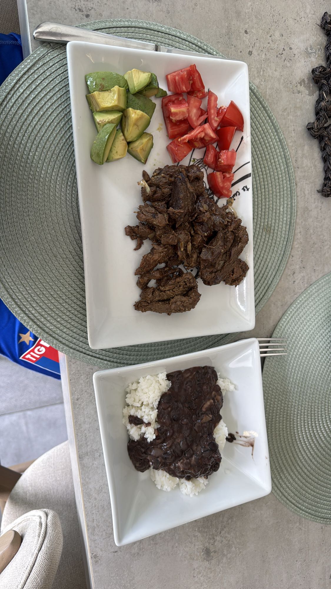 Carne, arroz, frijoles y ensalada