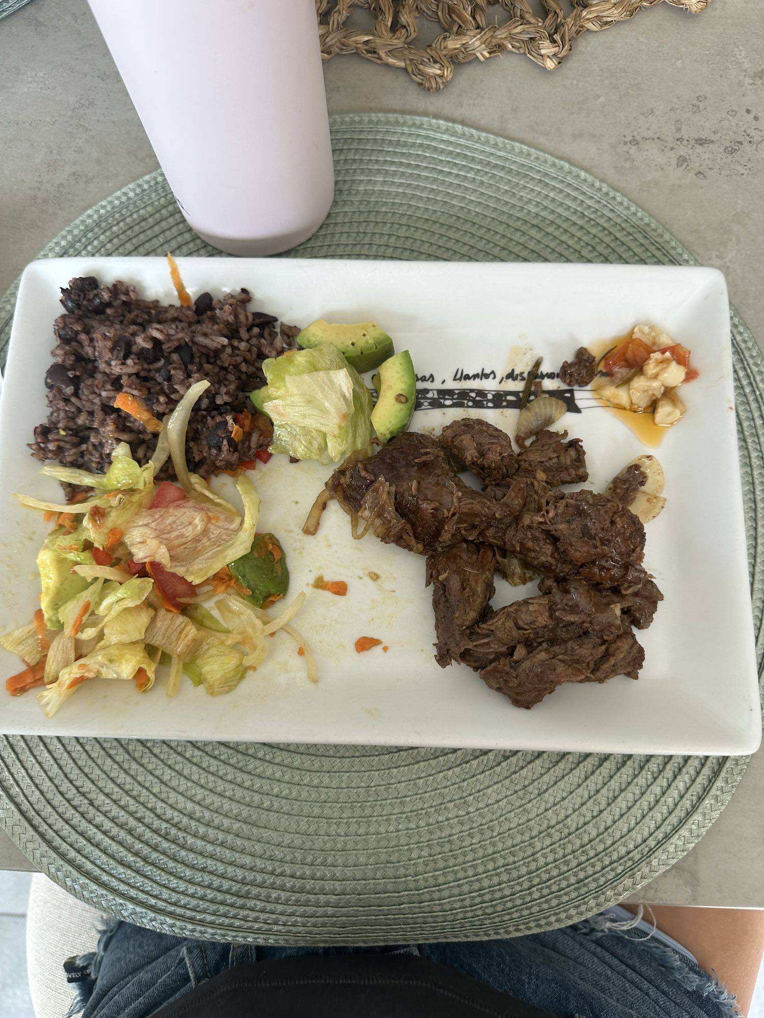 Carne con arroz y ensalada