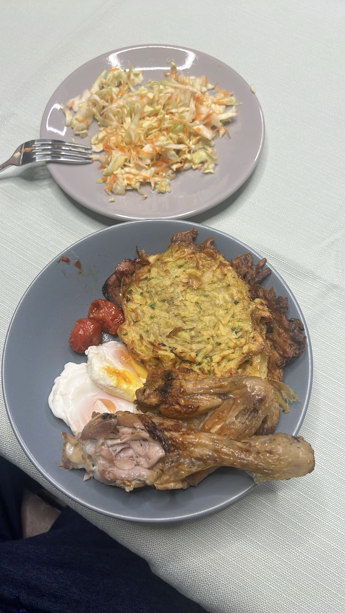 Pui cu ou, salată și chiftea