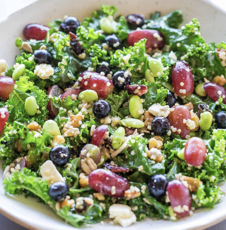 Salade de chou frisé et fruits