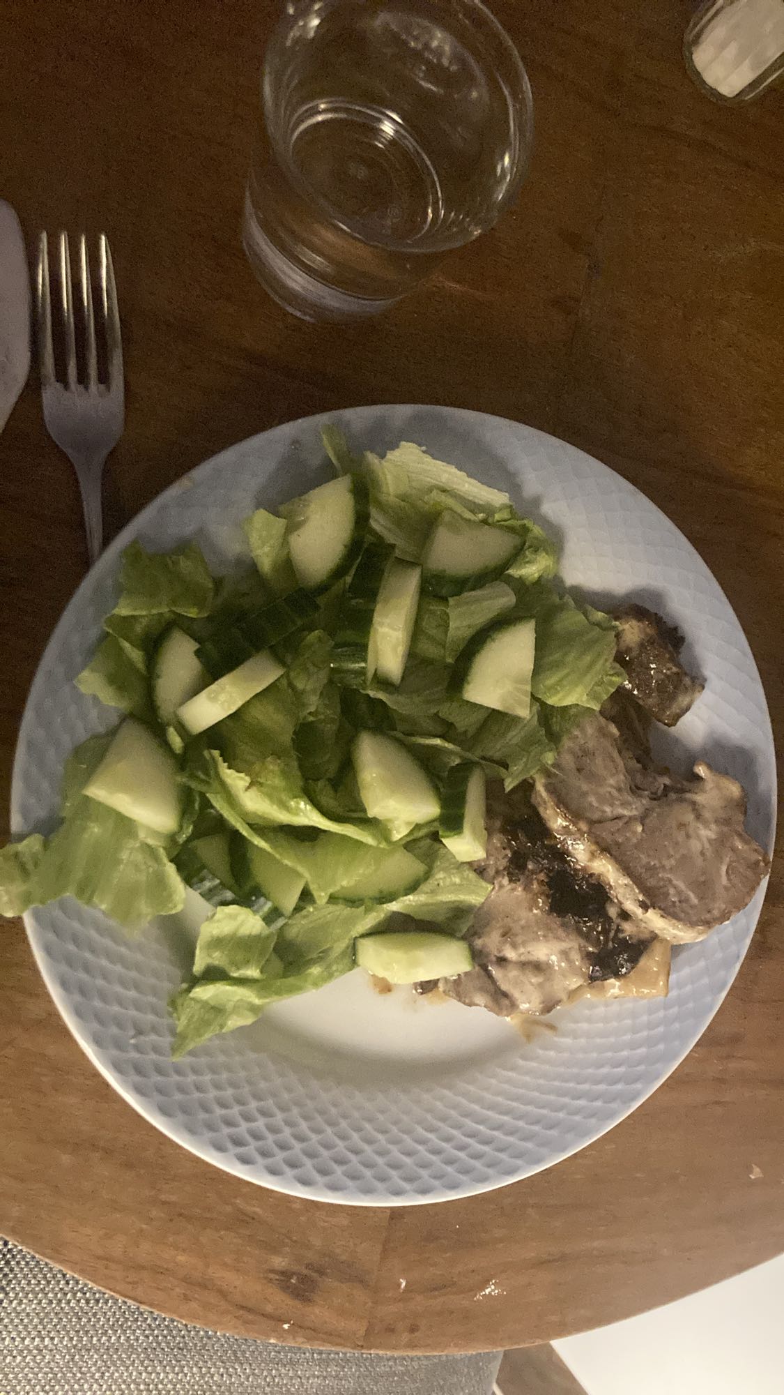 Sallad med kött och gurka