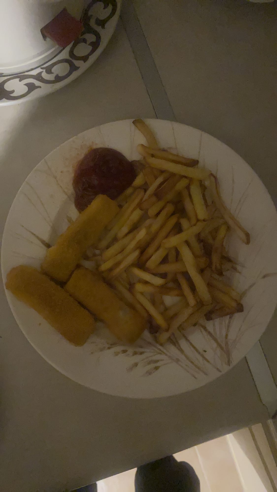 Frytki z paluszkami rybnymi