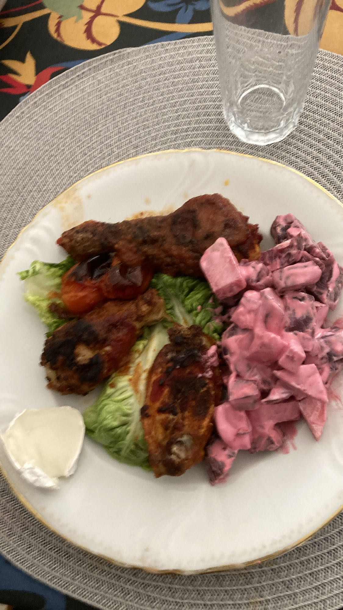 Kycklingvingar med rödbetssallad