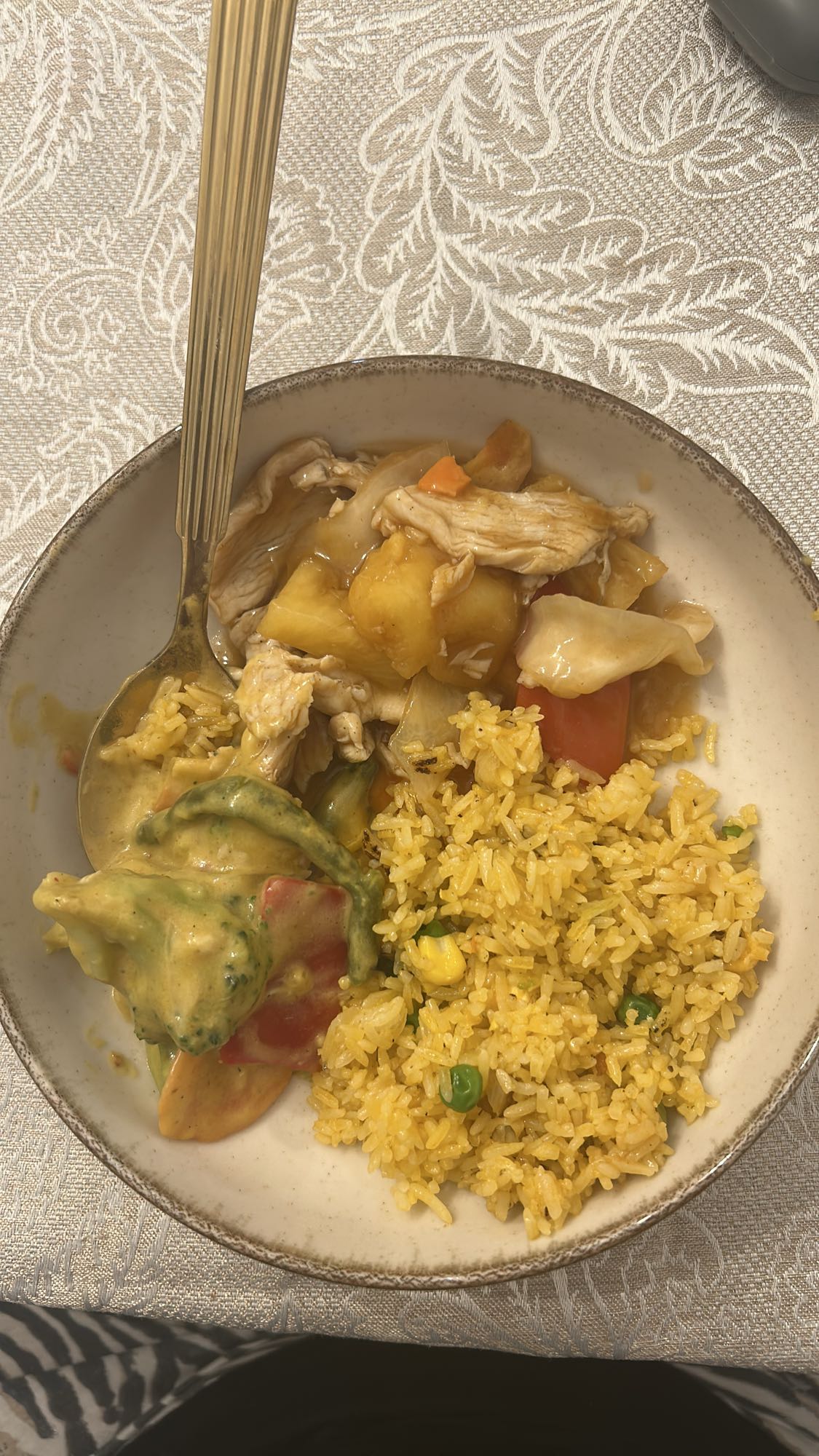 Orez prăjit cu pui și legume