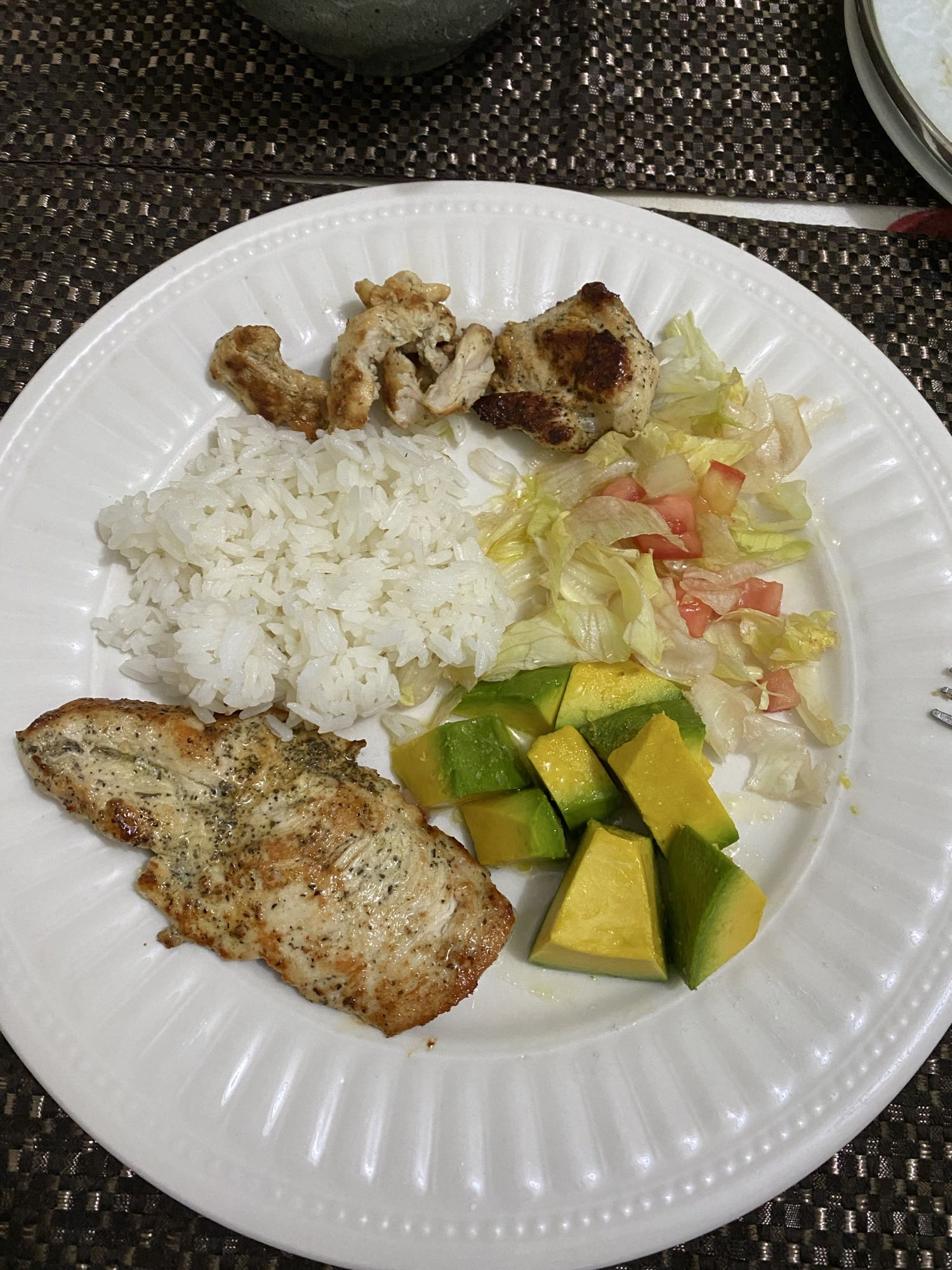 Pollo, arroz y ensalada