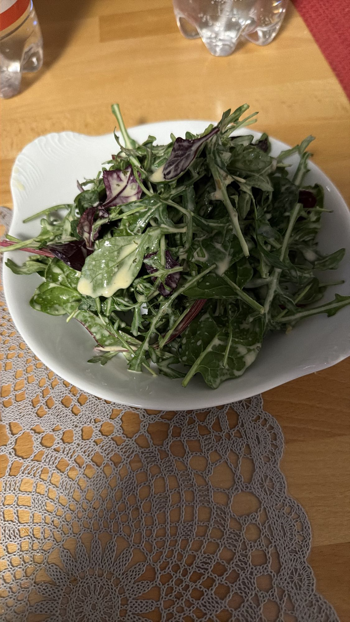 Grüner Blattsalat mit Dressing