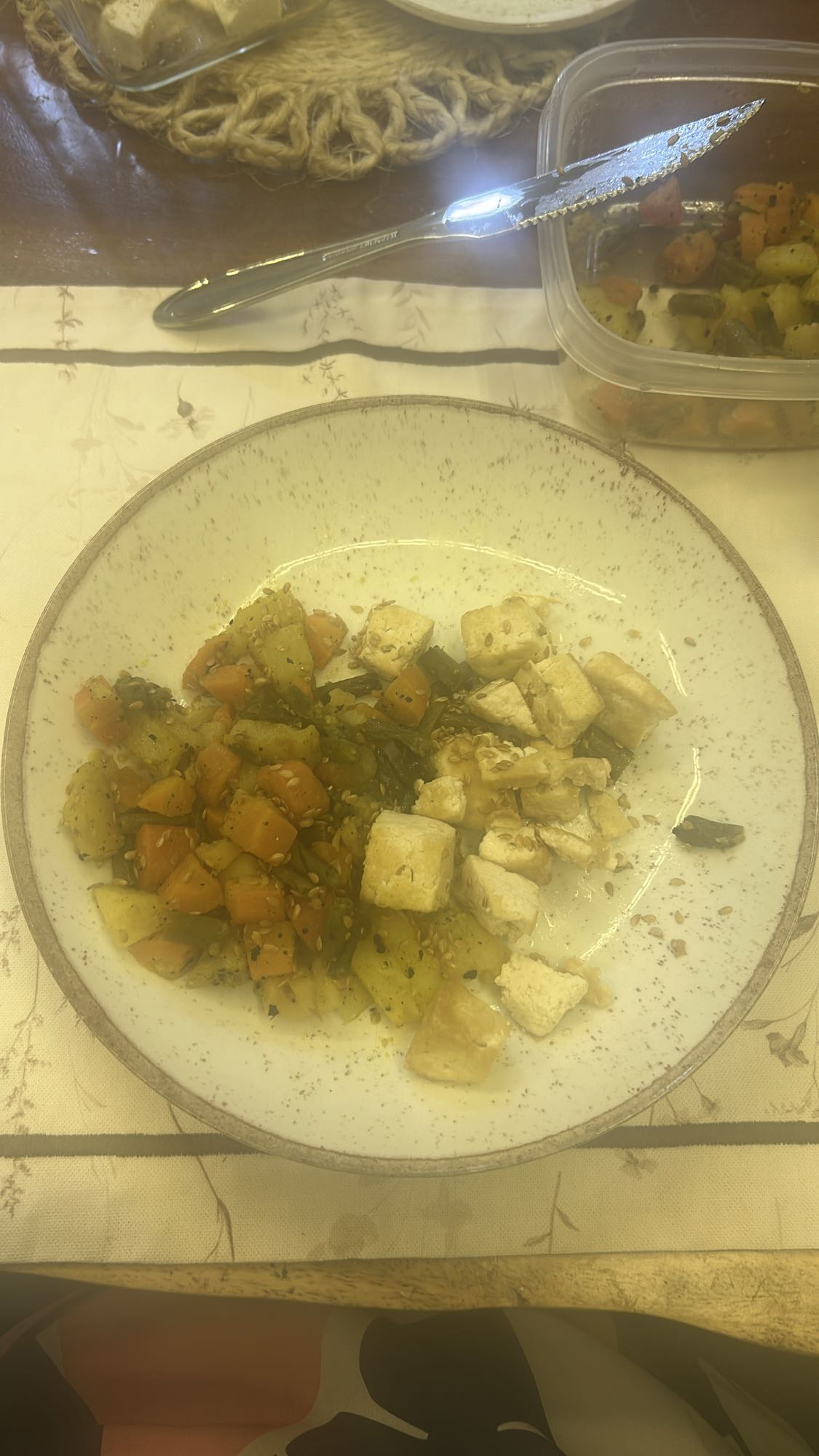 Tofu com legumes salteados