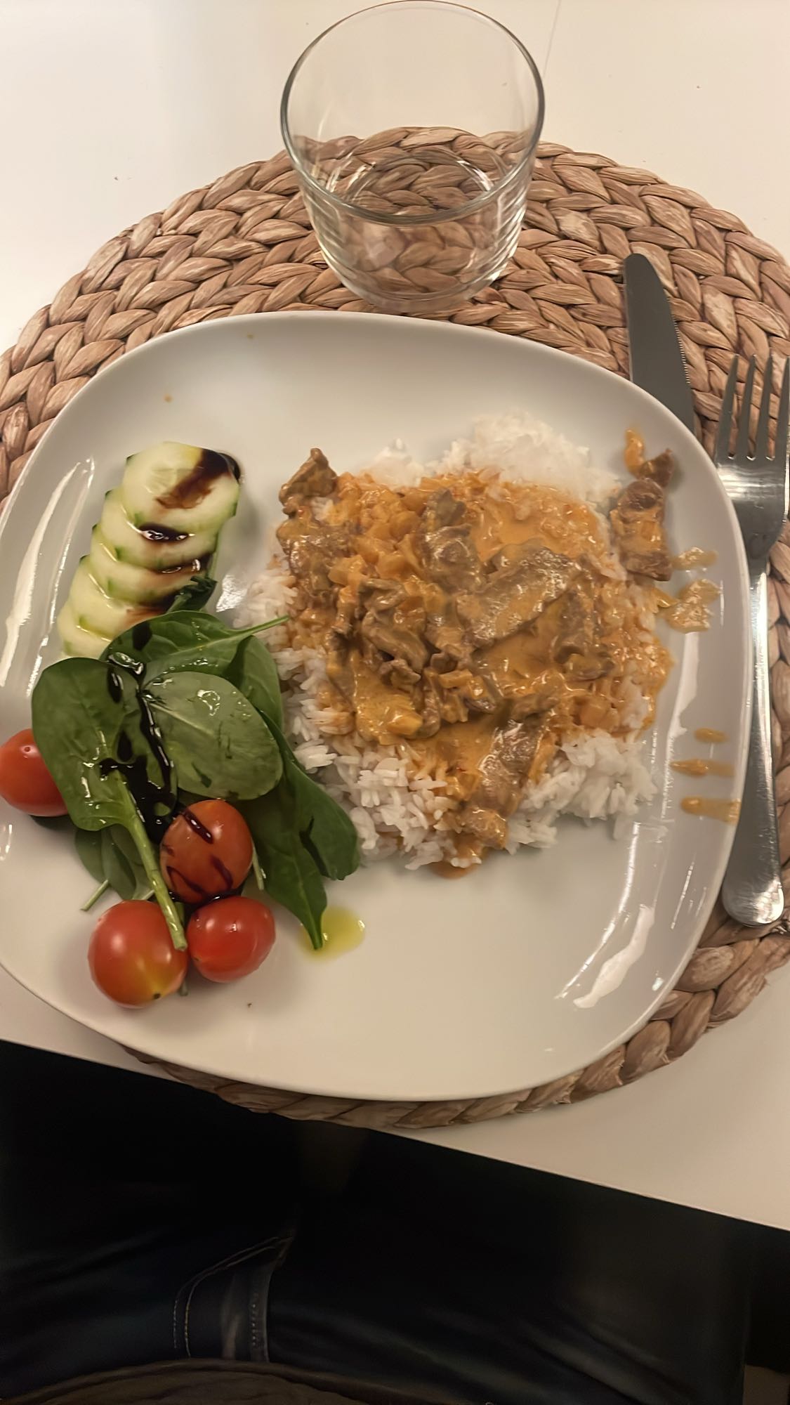 Biffstroganoff med ris och sallad