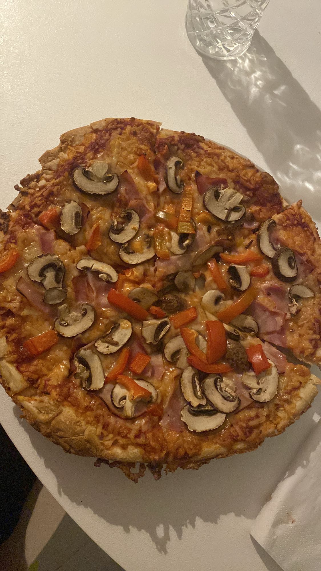 Skinke og sopp pizza