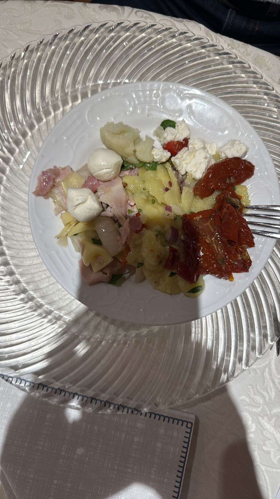 Salată cu cartofi și brânzeturi