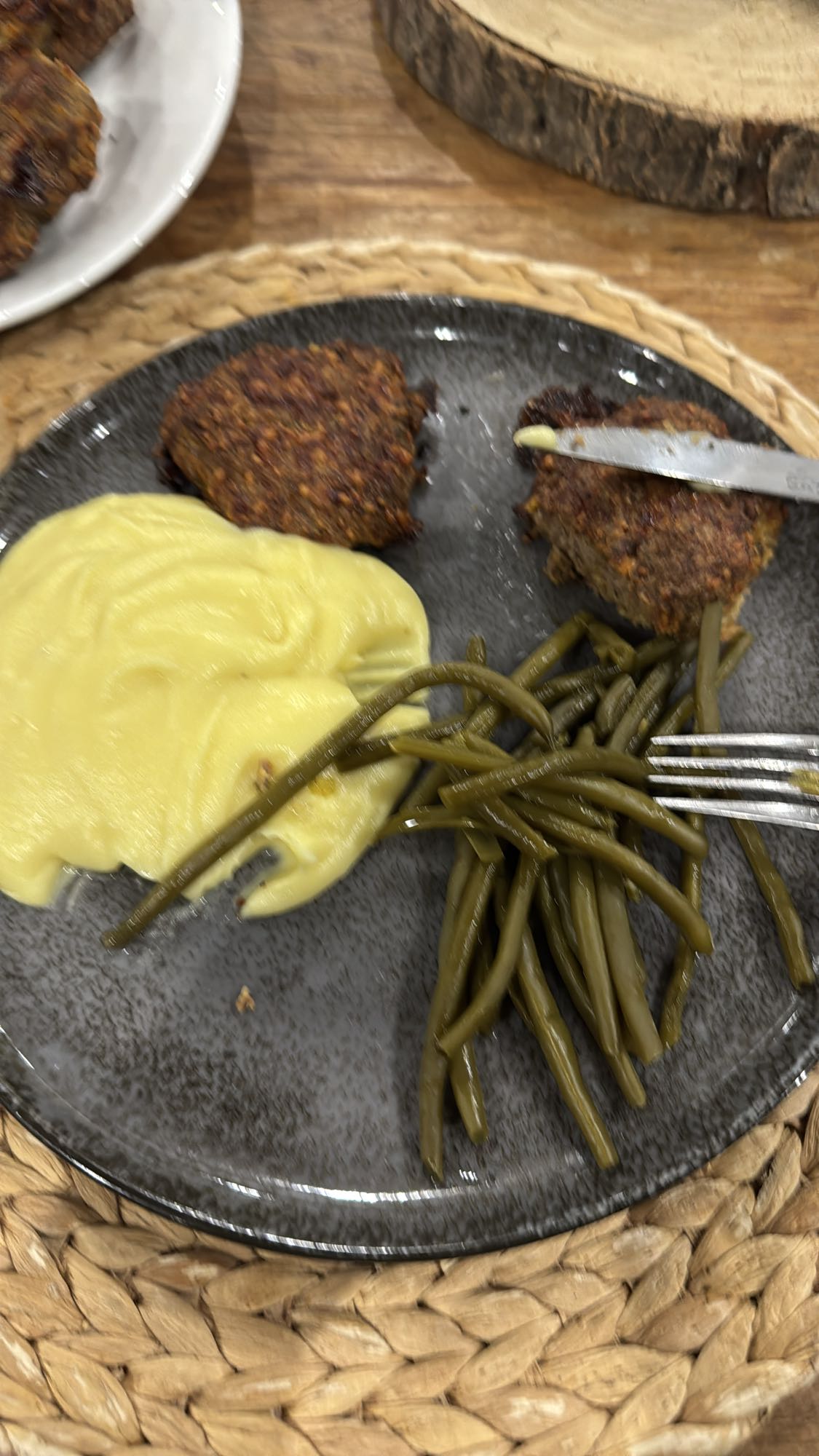 Köfte, patates püresi ve fasulye