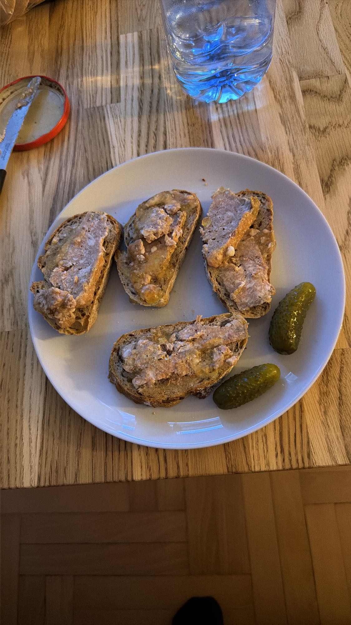 Chleb fitness z kiełbasą w galarecie i ogórkiem kiszonym