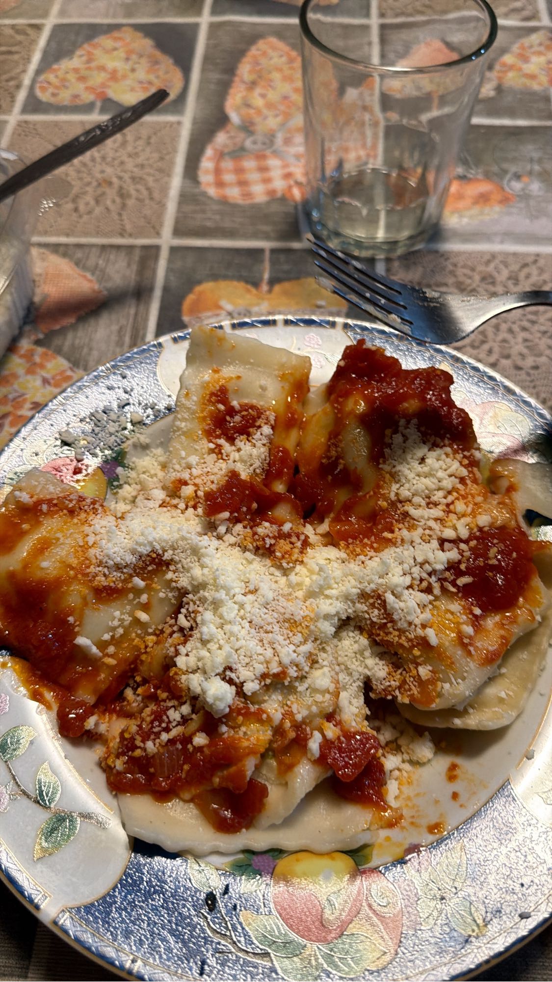 Ravioli con salsa y queso