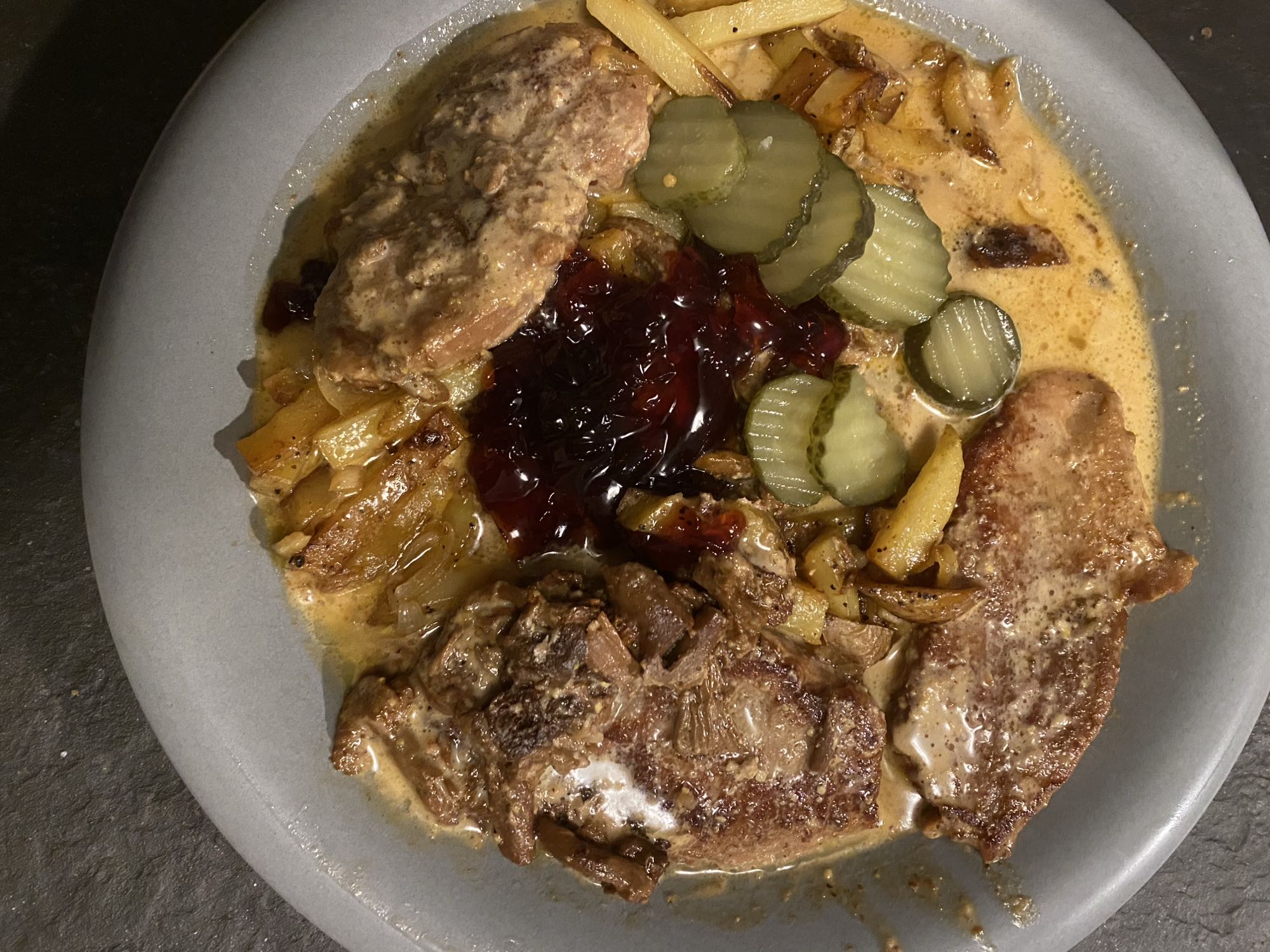 Fläskkotlett med sås och tillbehör