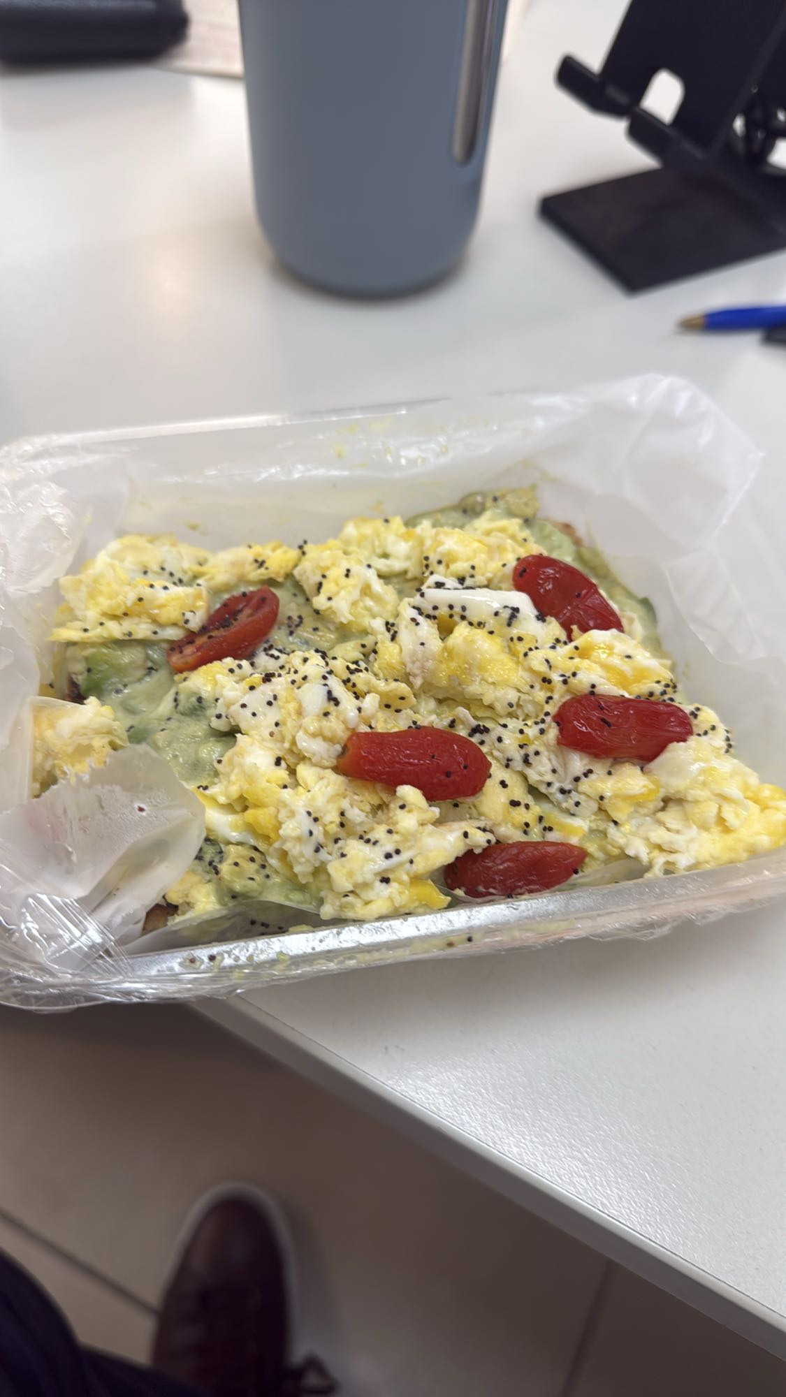 Tostada con huevo y aguacate