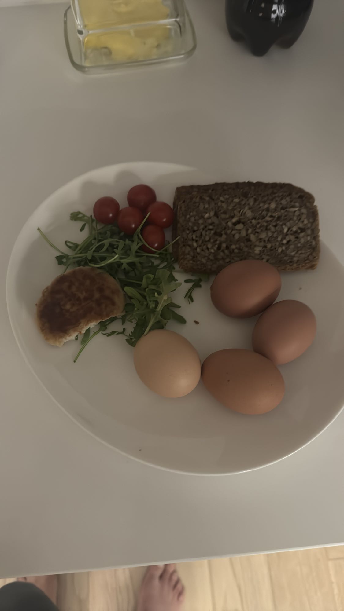 śniadanie z jajkami i chlebem