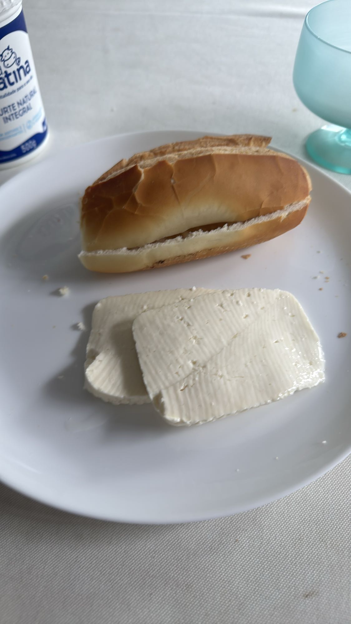Pão com queijo e iogurte