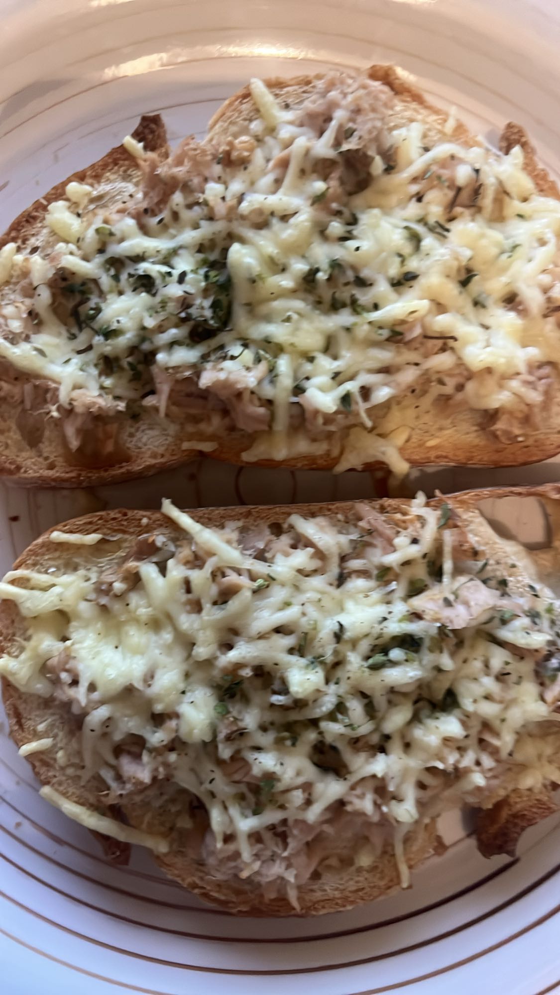 Tostadas de atún y queso