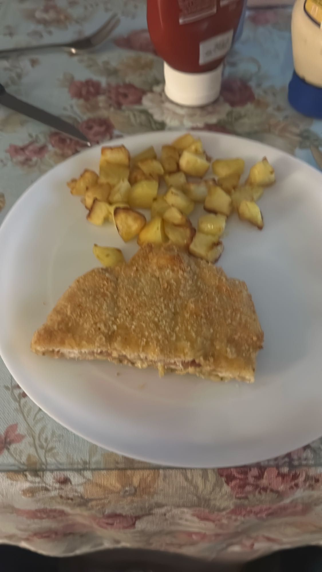 Empanada y papas fritas