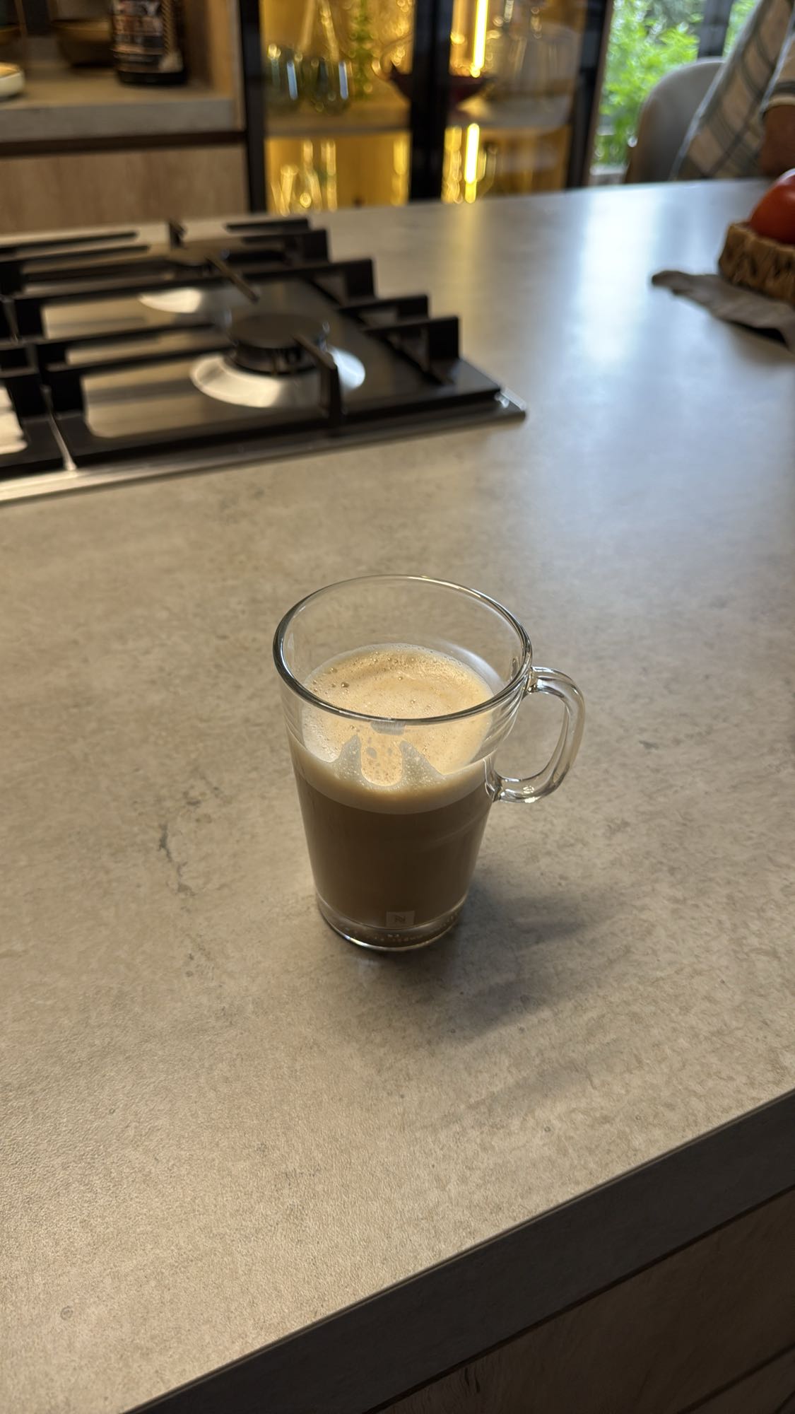 capuchino de leche descremada y café de máquina nespresso
