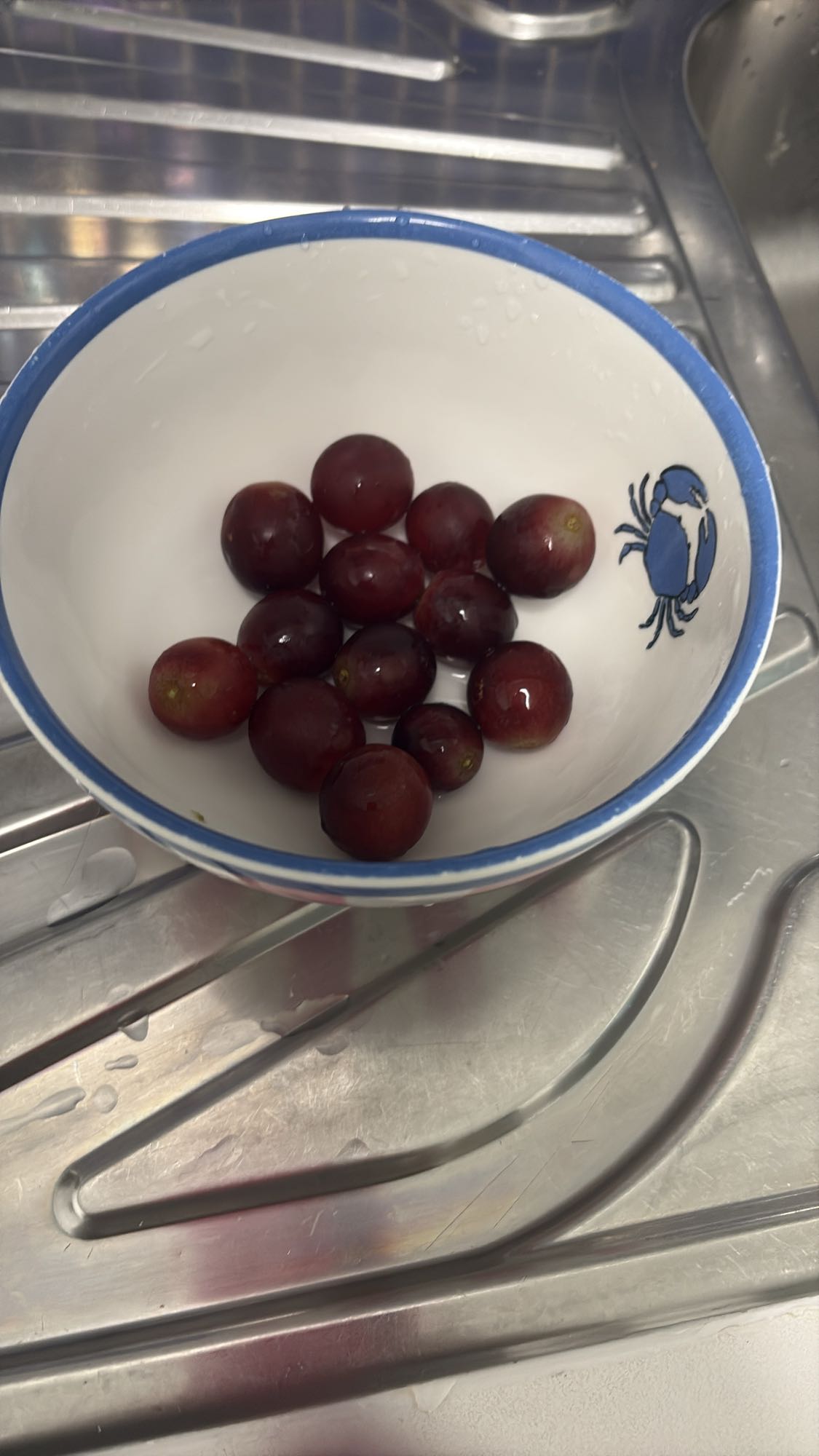 uvas rojas frescas