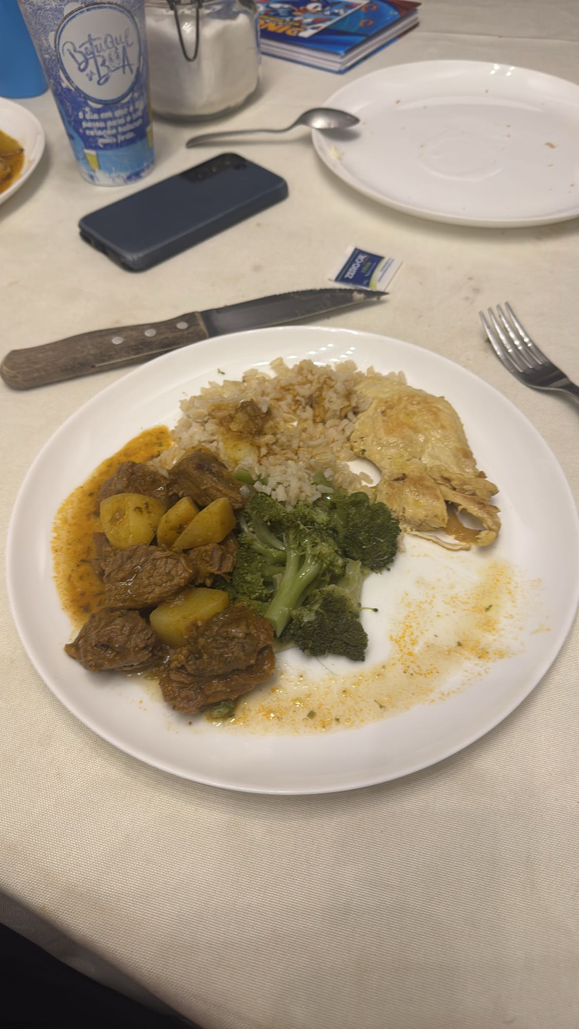 Arroz, carne, ovo e brócolis