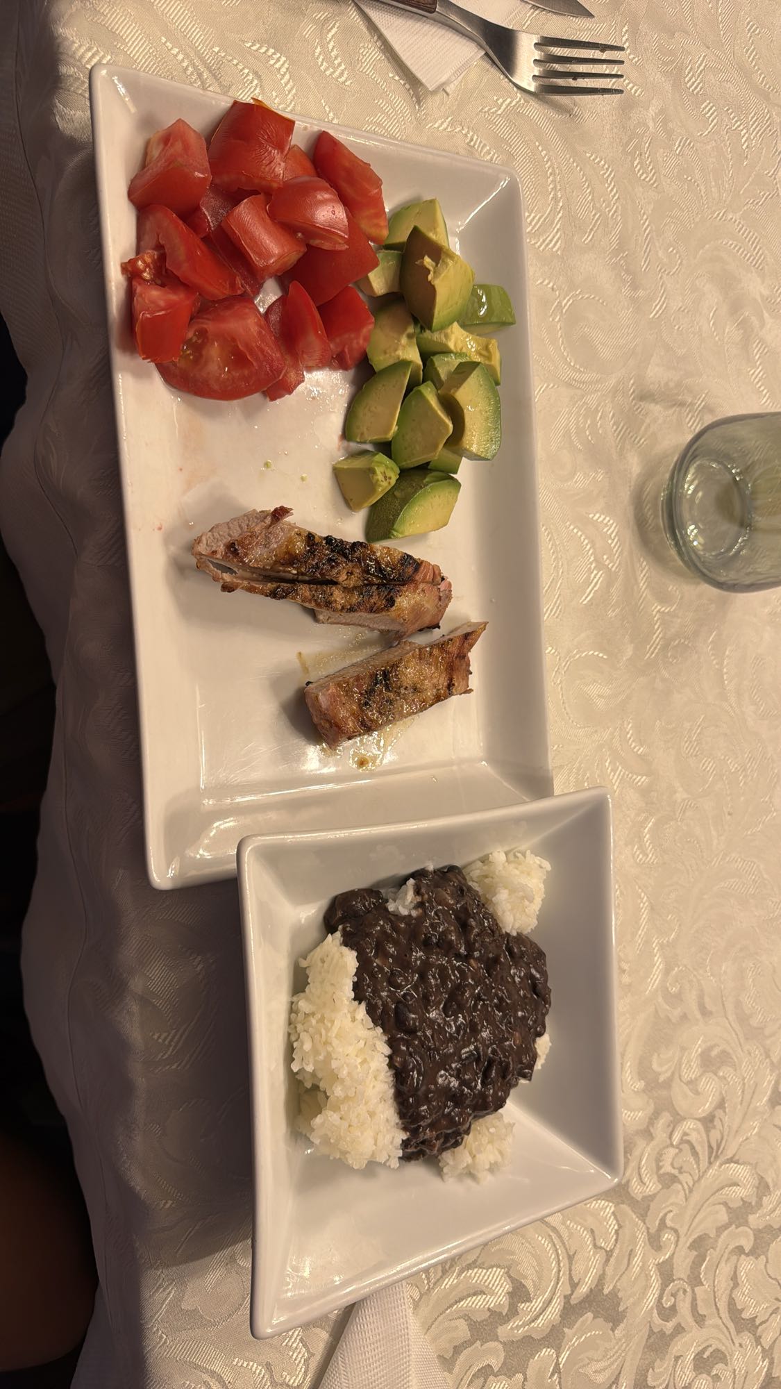 Plato arroz, frijoles y carne