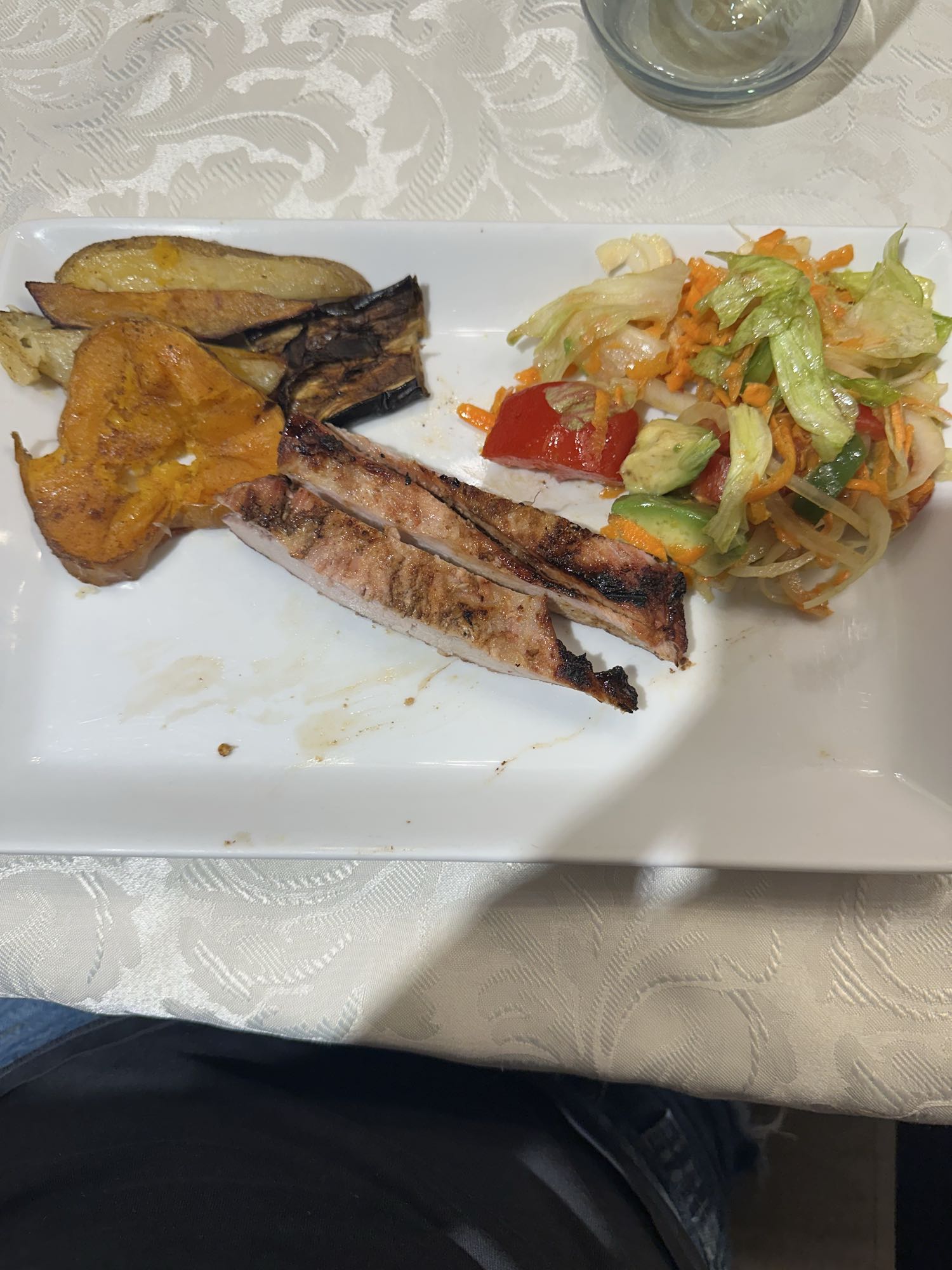 Cerdo asado con verduras