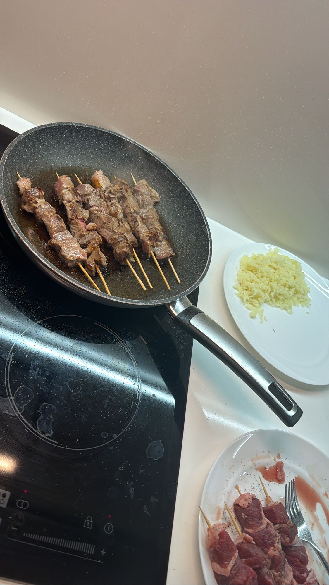 Beef skewers with rice