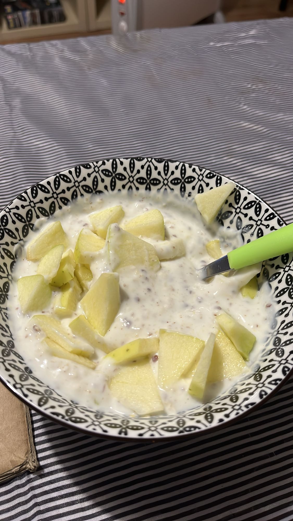 Кисело мляко с ябълка