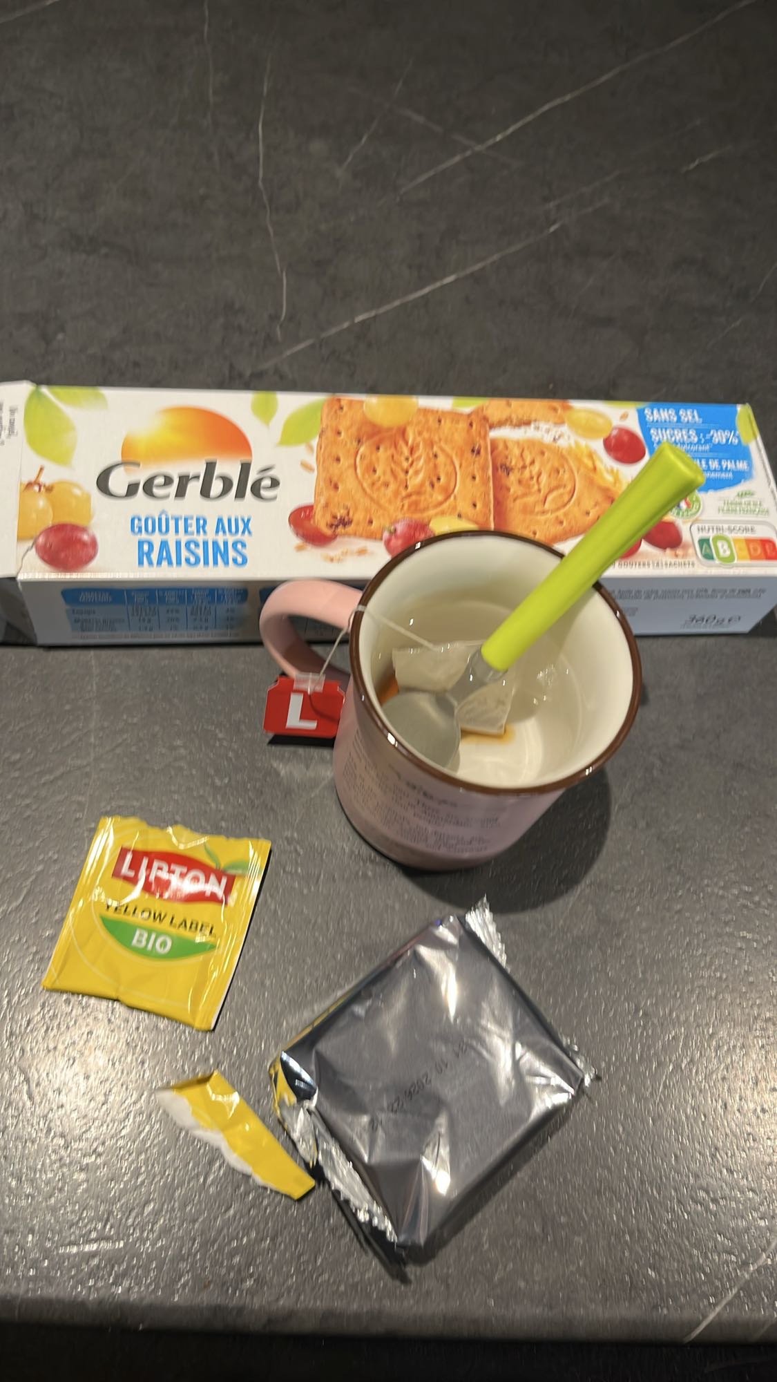 Goûter biscuits raisins et thé