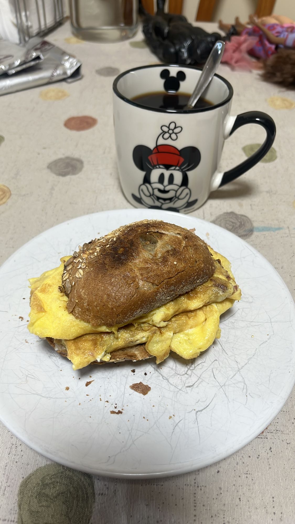 Bocadillo de huevo y café