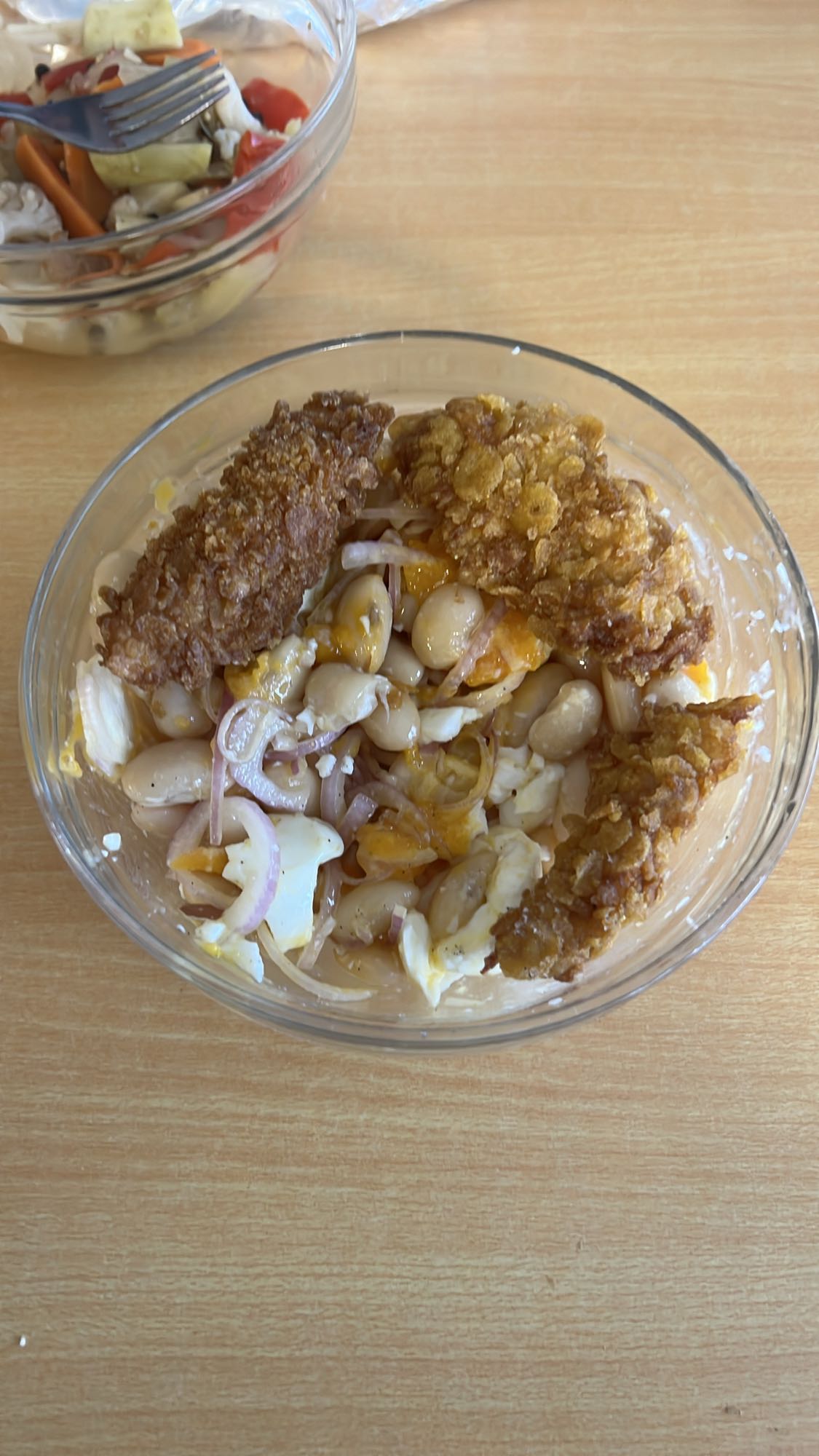 Salată cu fasole și pui pane