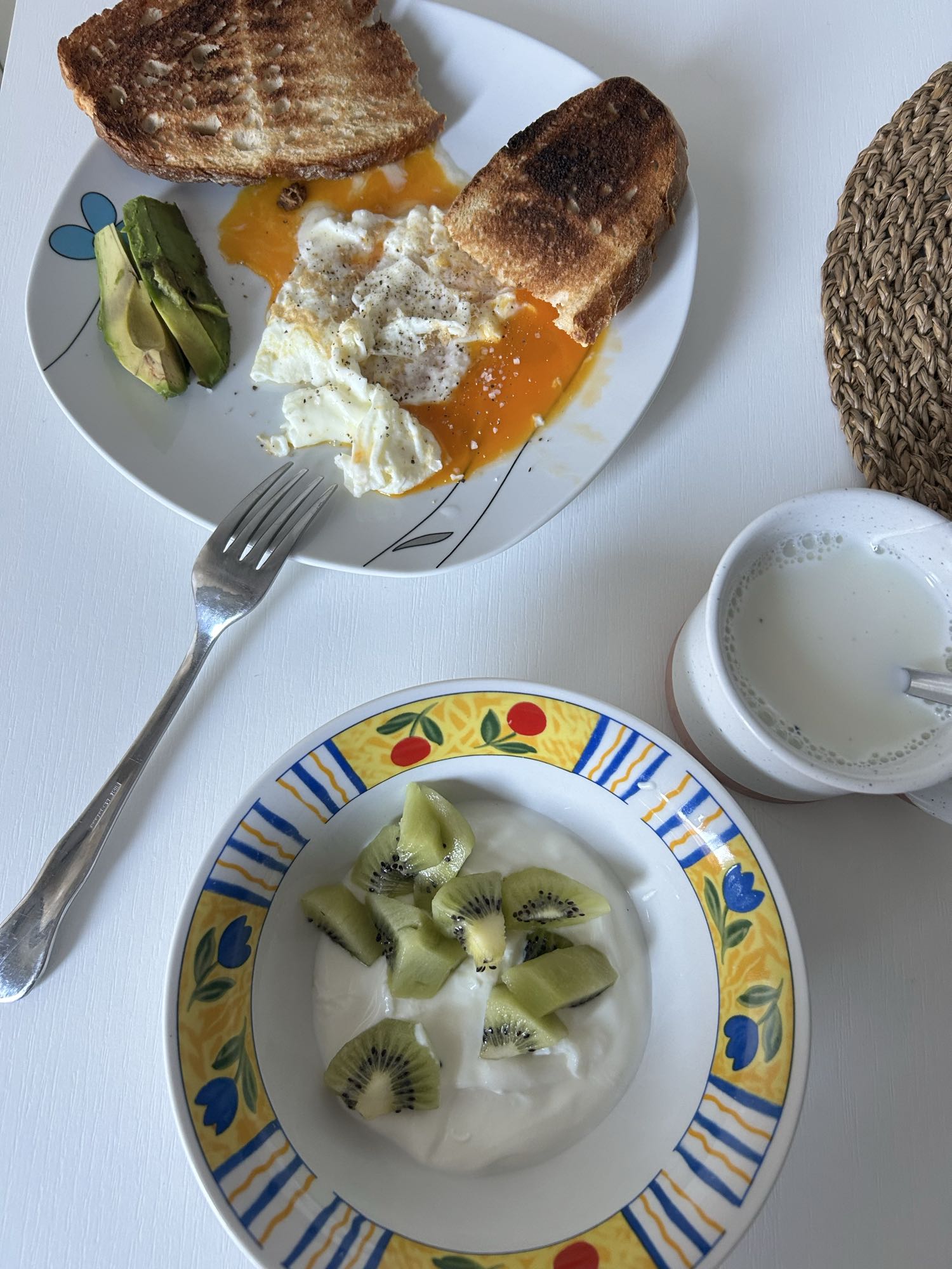 Desayuno con huevos, pan masa madre y queso batido