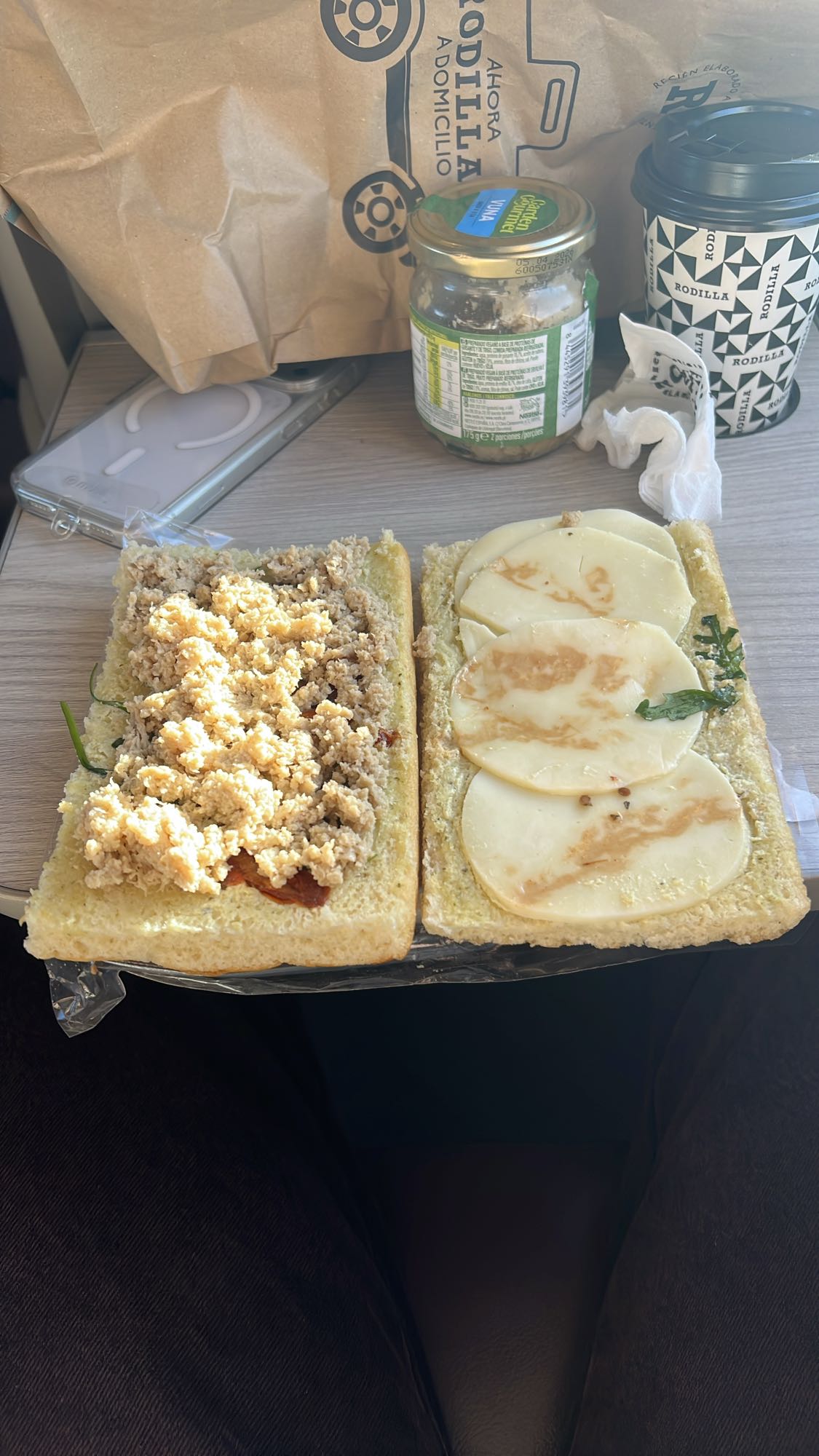 bocadillo de atún y queso
