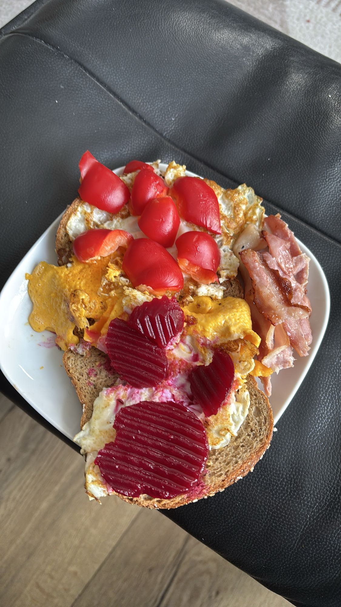 Egg og bacon smørbrød med paprika og rødbeter