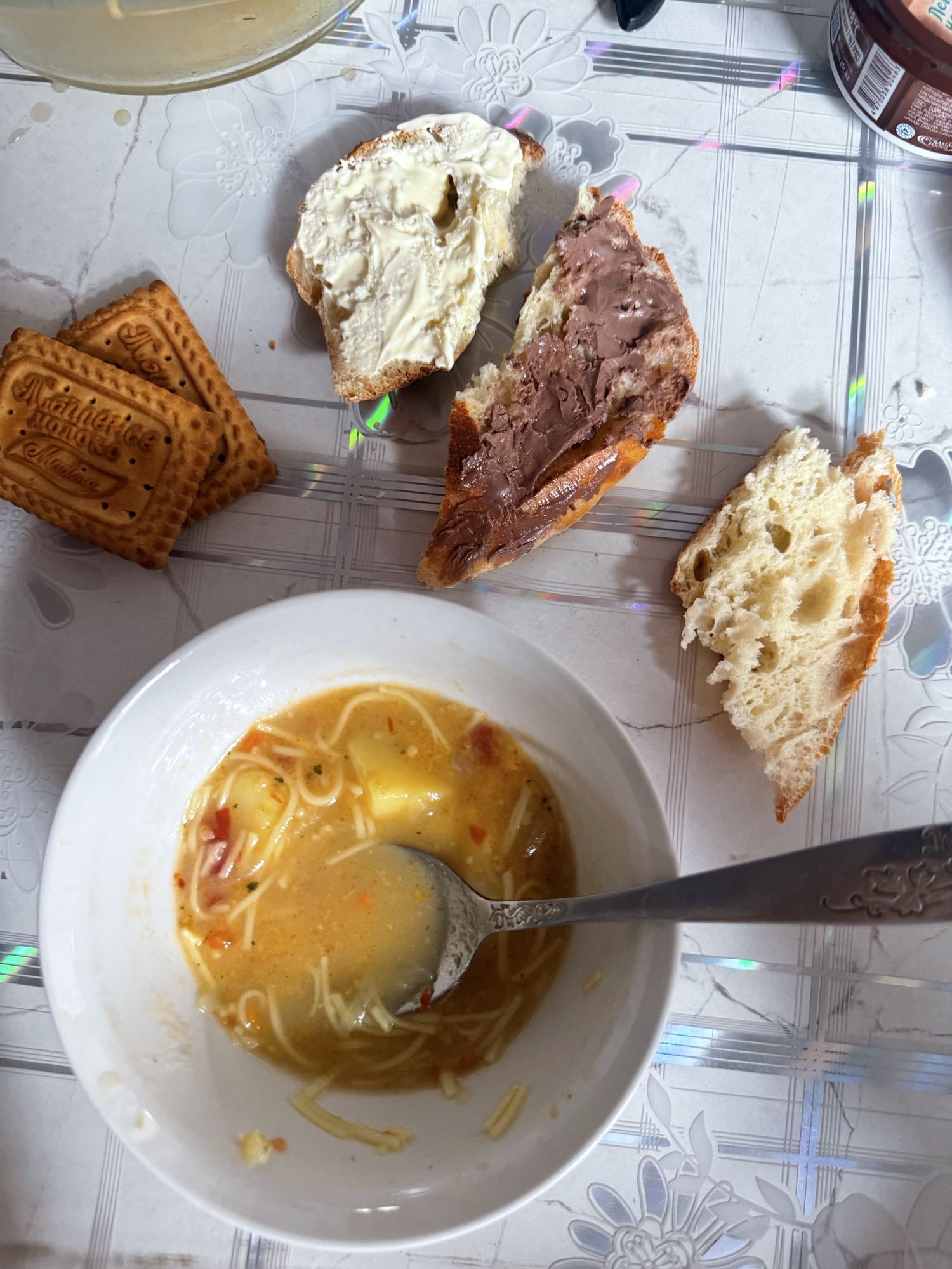 Суп с хлебом и печеньем