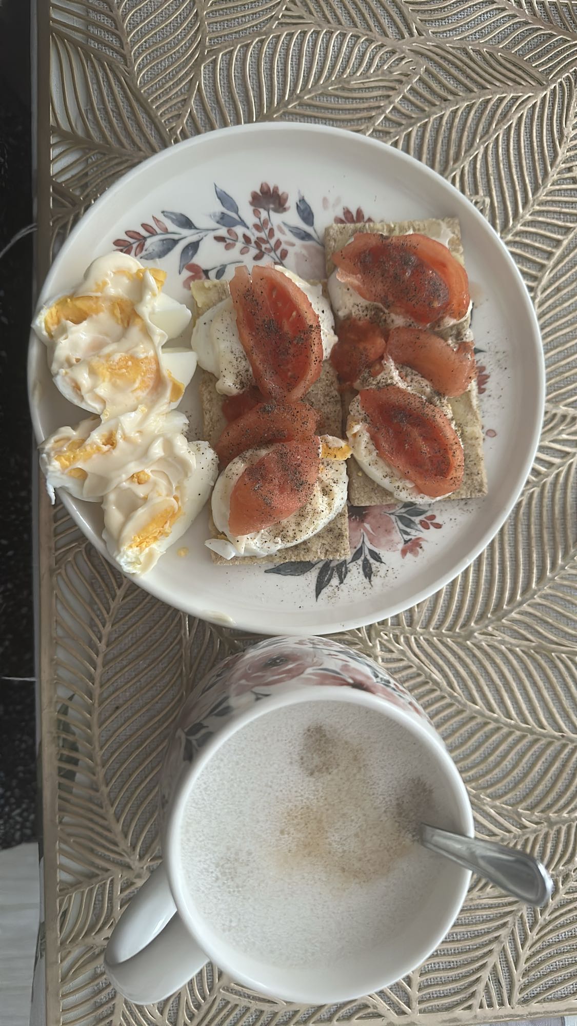 Jajka, chrupkie pieczywo, kawa