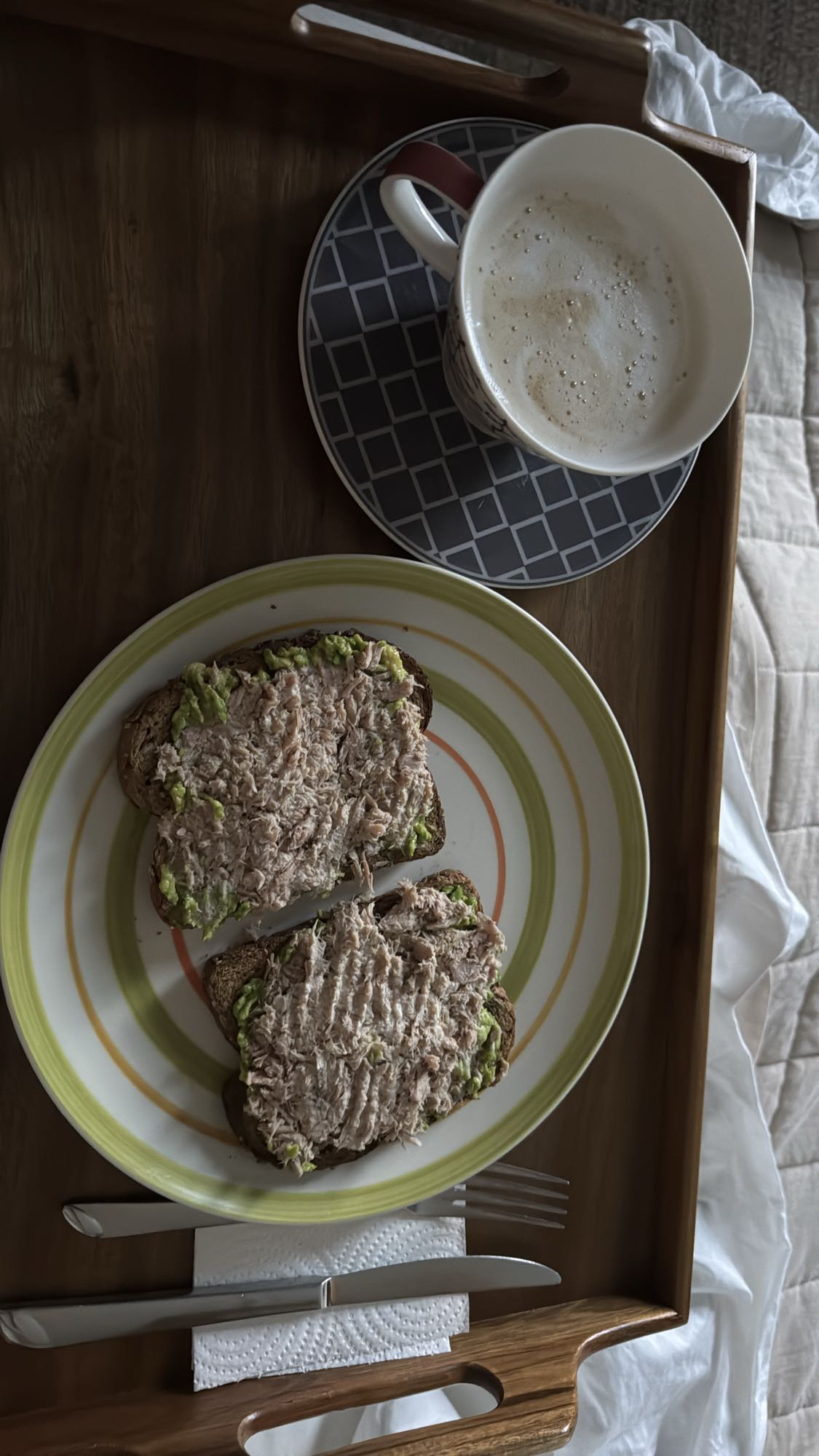 Tostadas de atún y capuchino