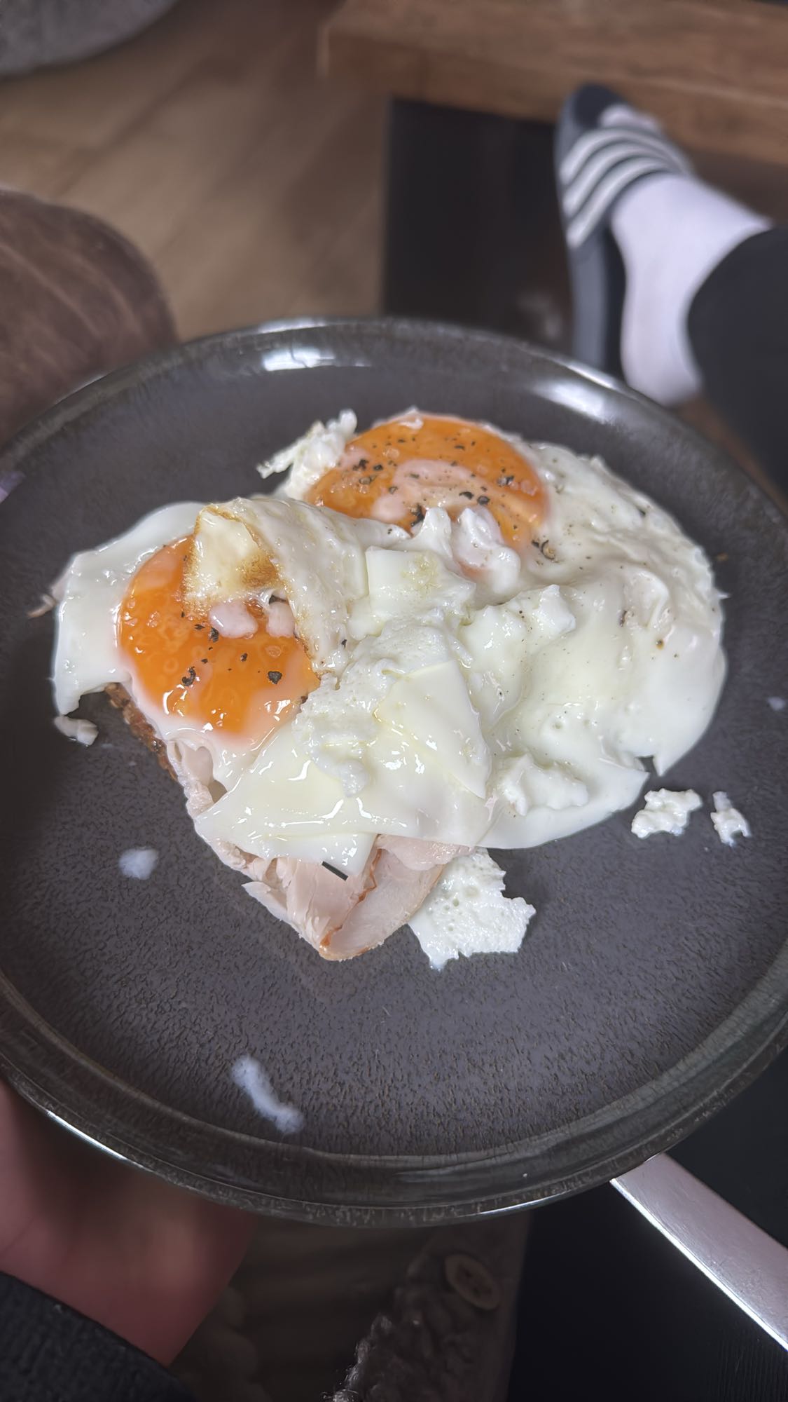 Gebratene Eier mit Hähnchenbrust, Avocadocreme und Vollkornbrot