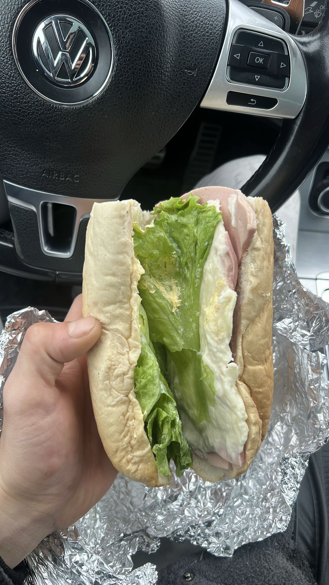 Sandviș cu șuncă și salată