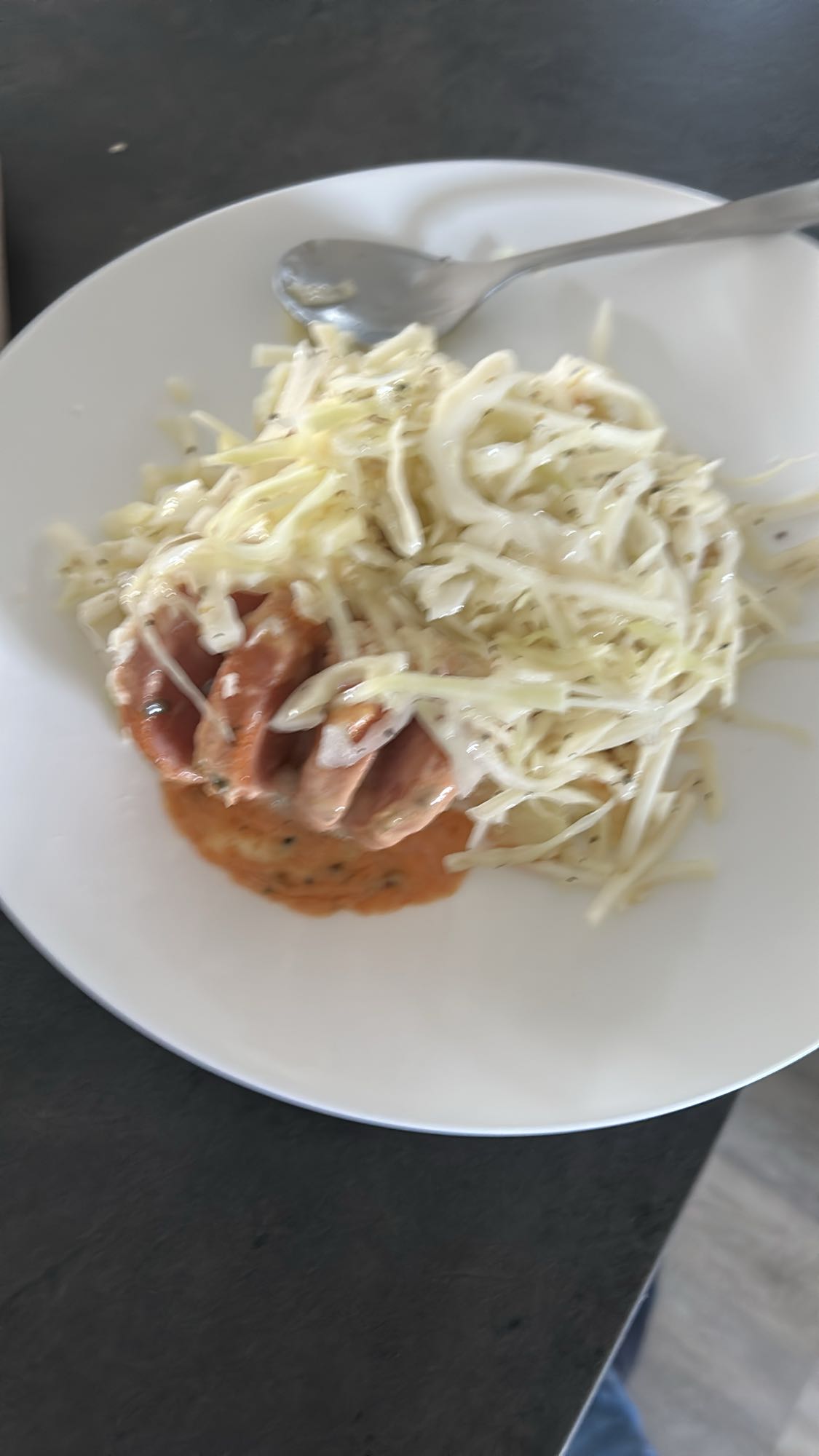 Korv med vitkålssallad