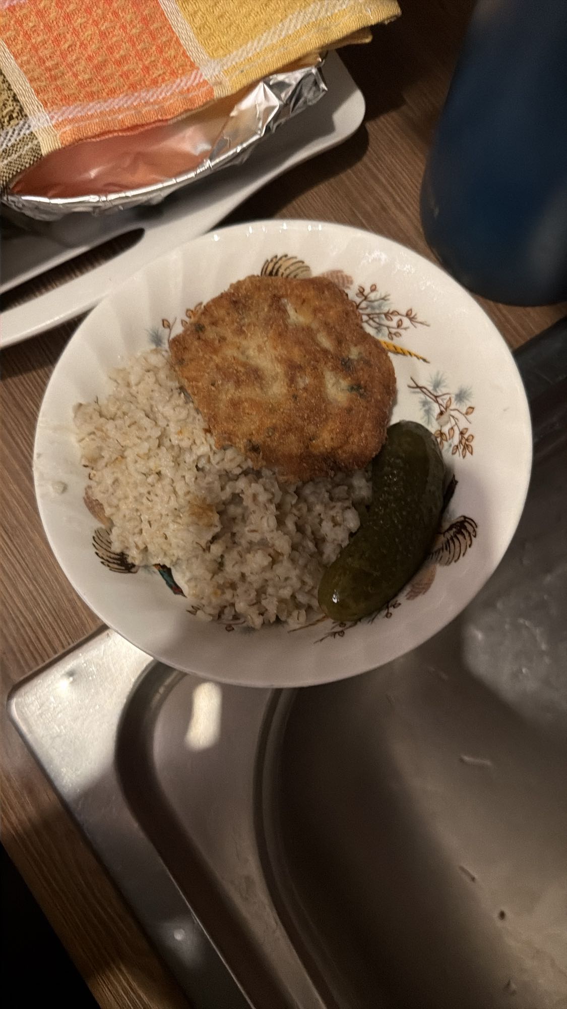 kotlet z kaszą i ogórkiem