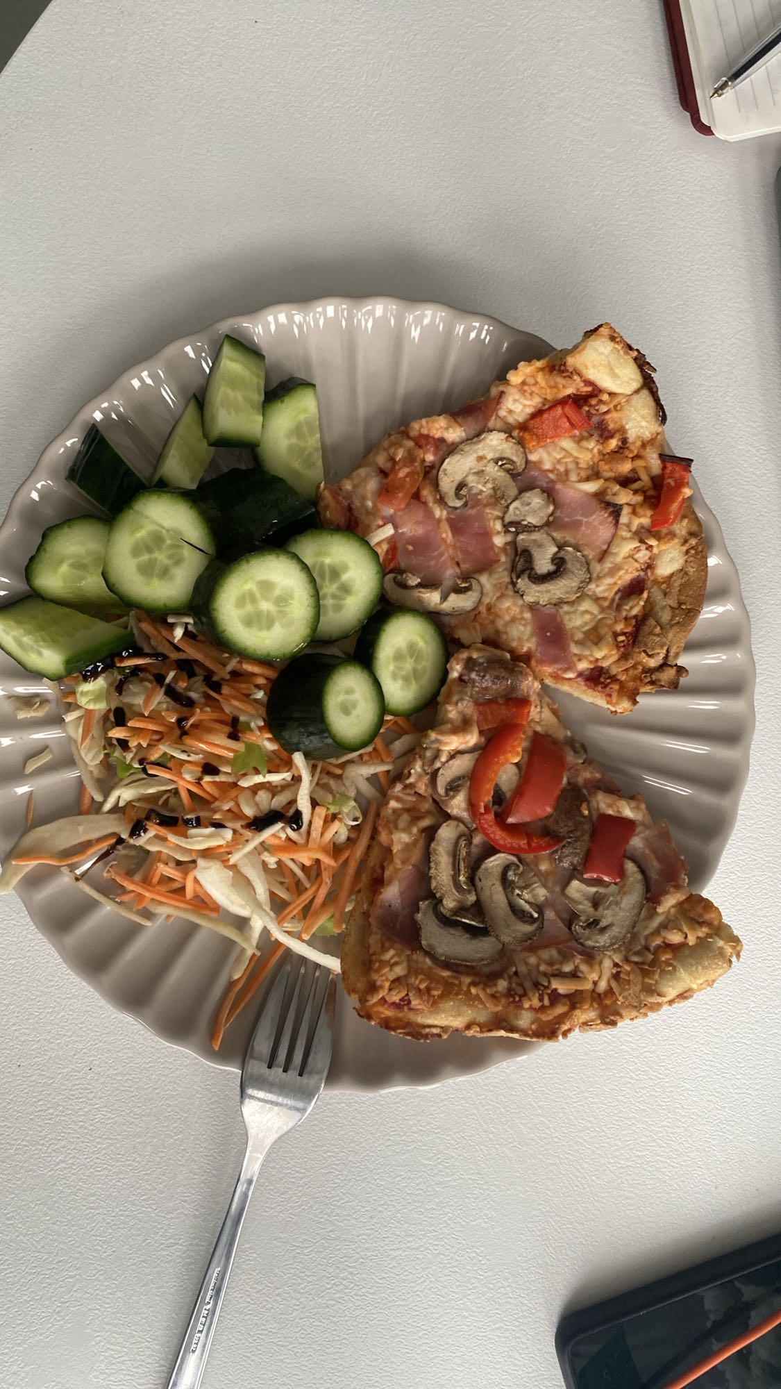 Pizza og salat tallerken