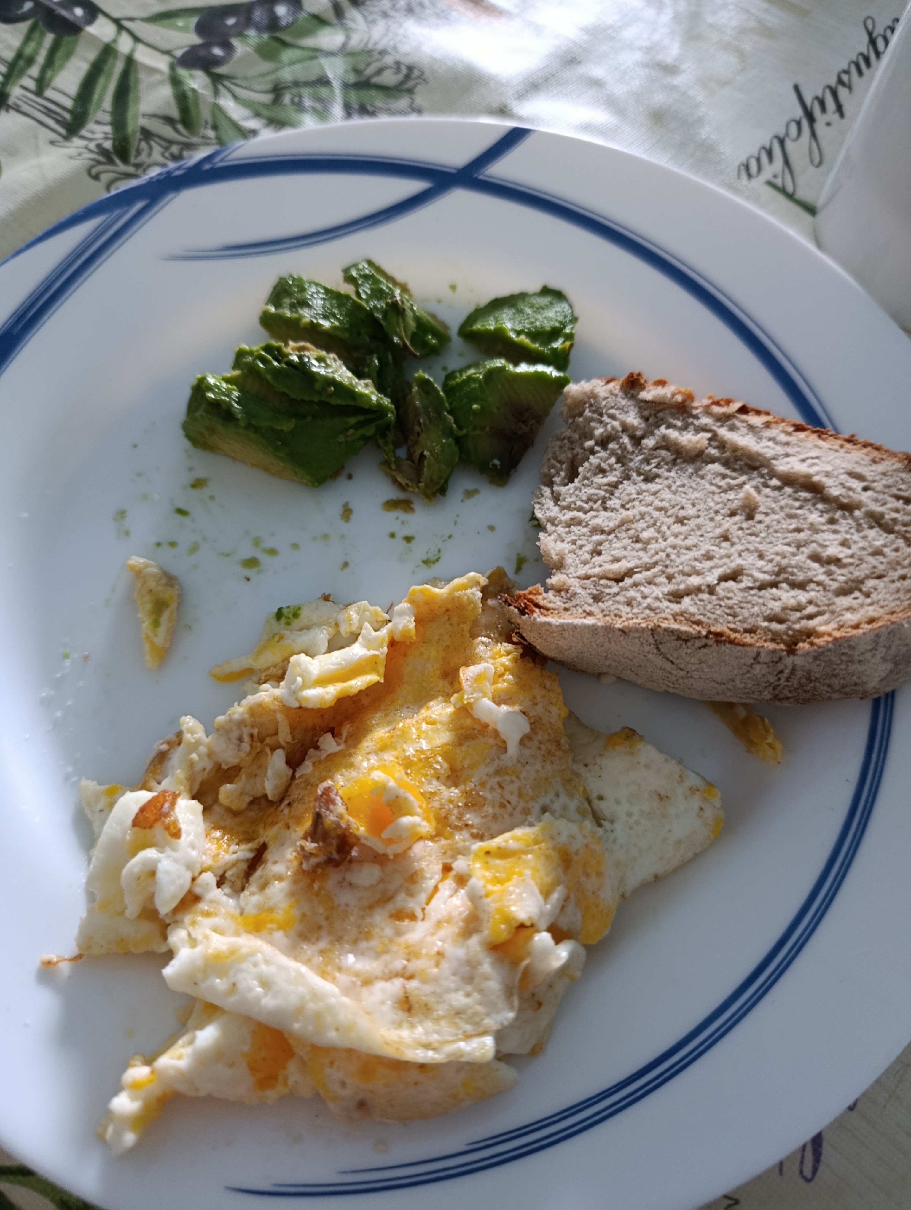 Desayuno con huevo y pan